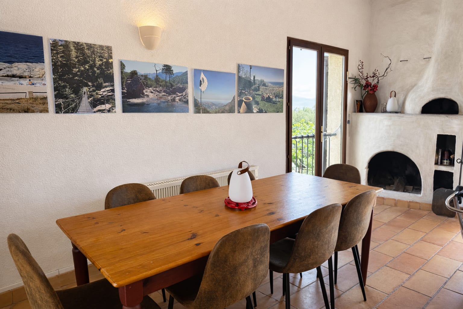 Esszimmer mit Bilderwand und Kamin