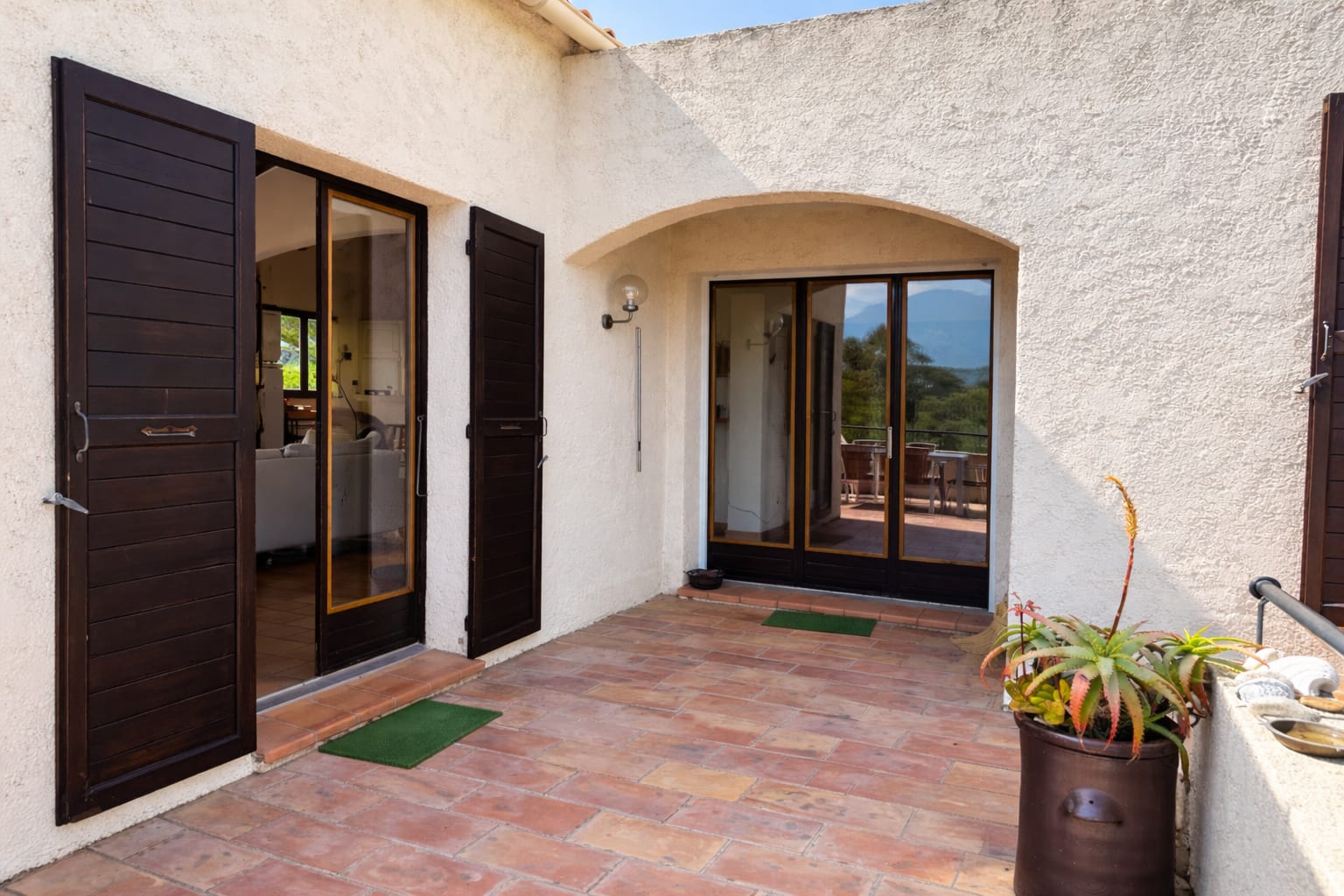 Innenhof der Casa di Lumi mit zwei eigenständigen Einheiten