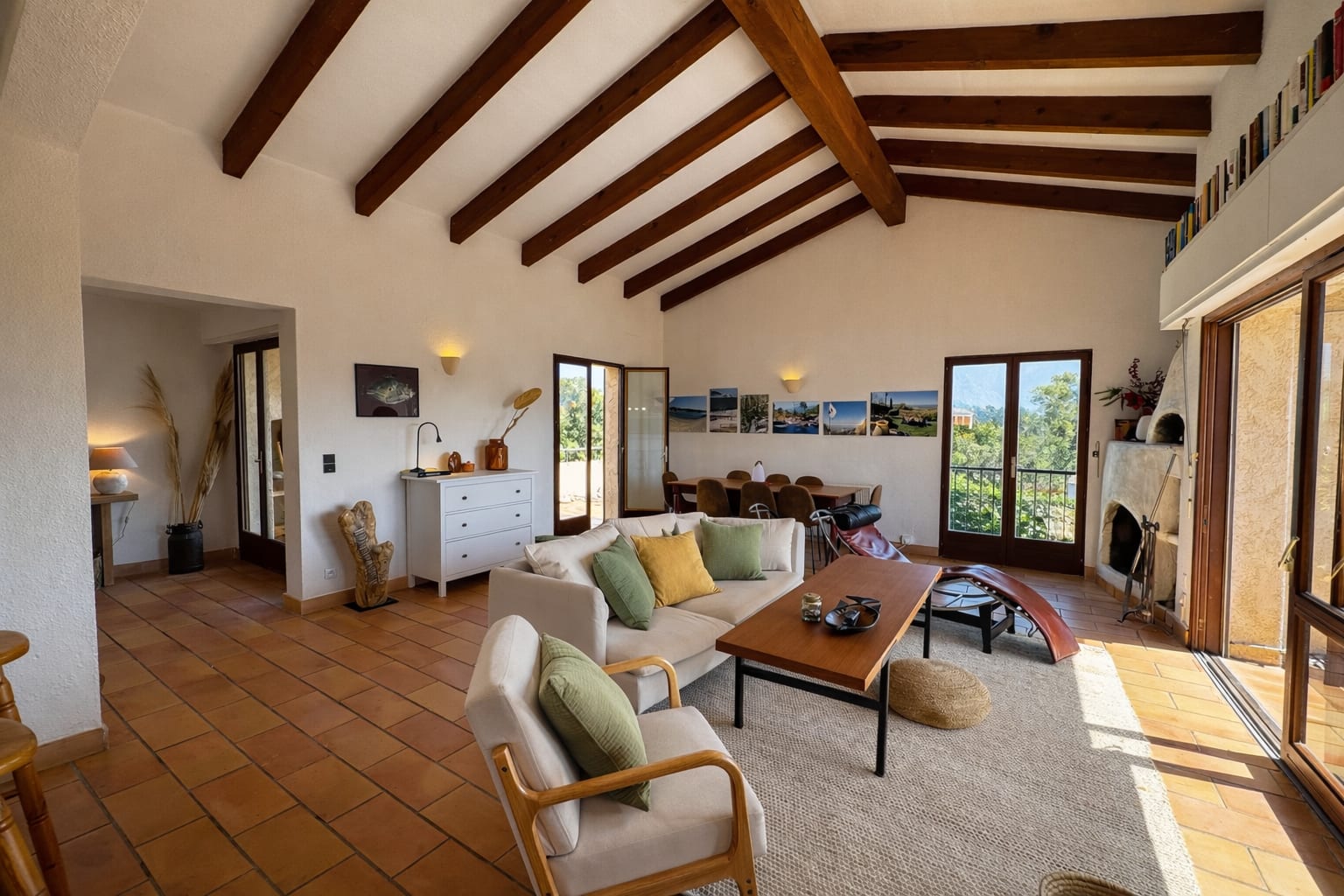 Wohnbereich des Haupthauses mit Esstisch und Holzbalkendecke