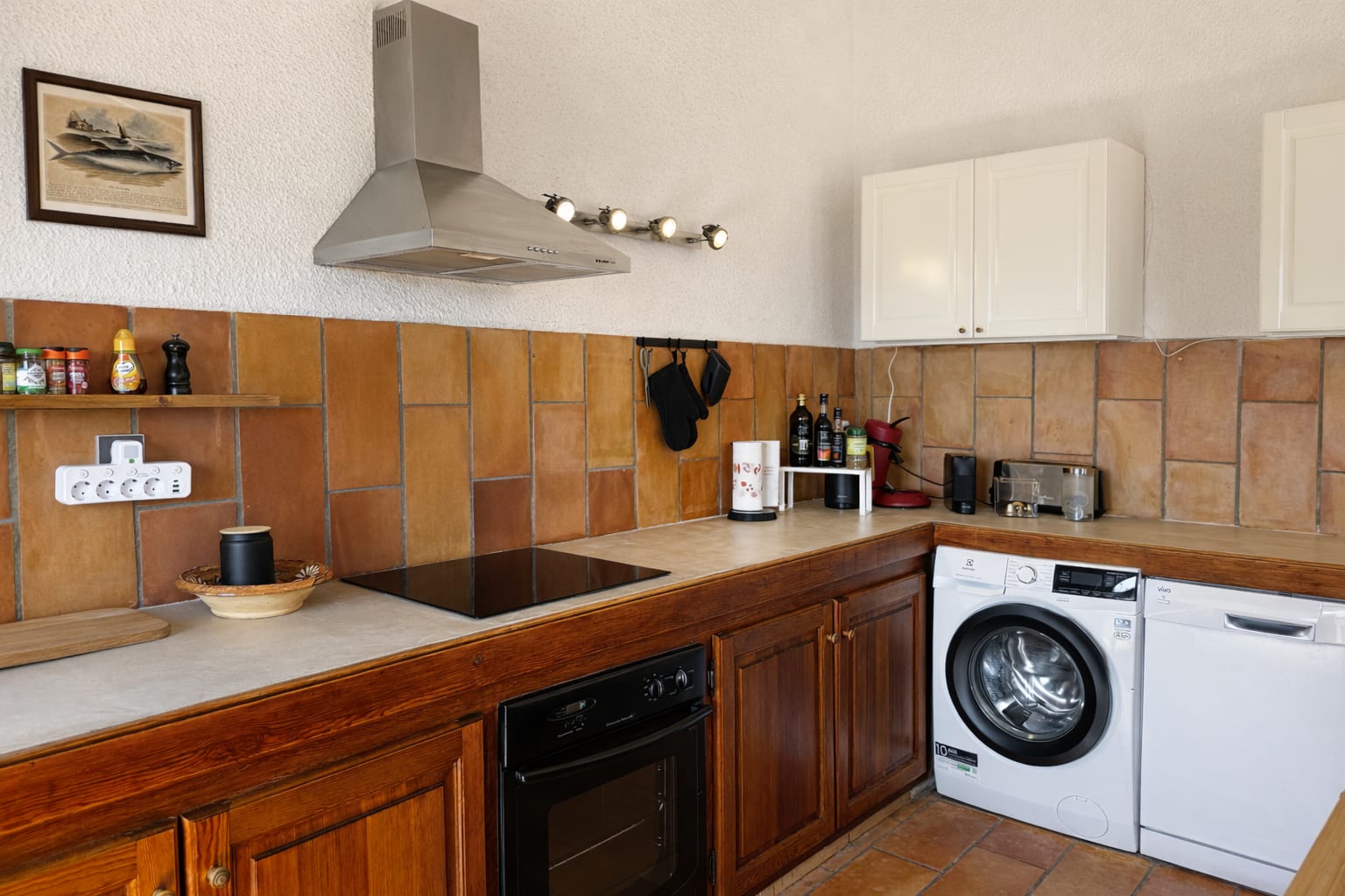 Kochbereich mit Backofen und Waschmaschine