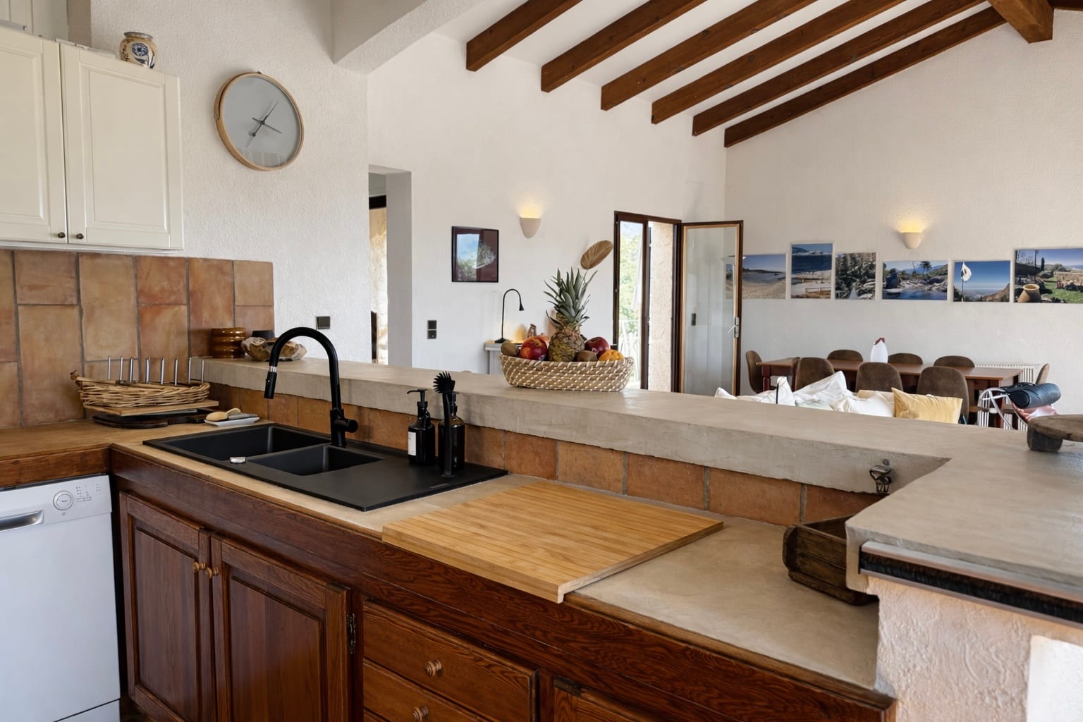 Küchenbereich mit Spüle, Tresen und Blick zum Wohnbereich