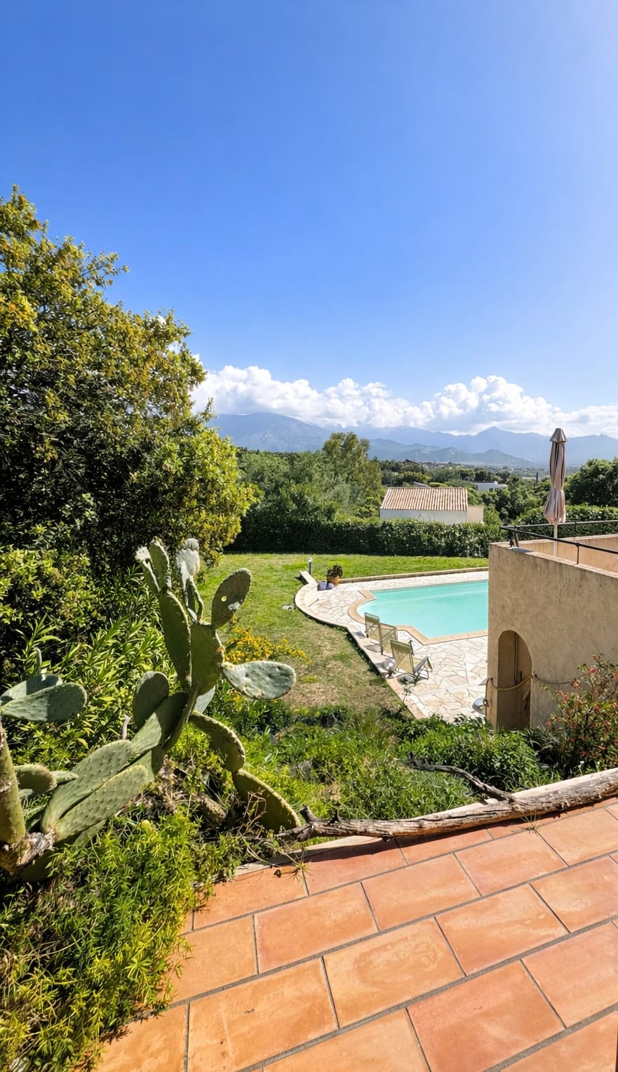 Beheizter Privatpool mit Blick auf Garten und Berge der Balagne