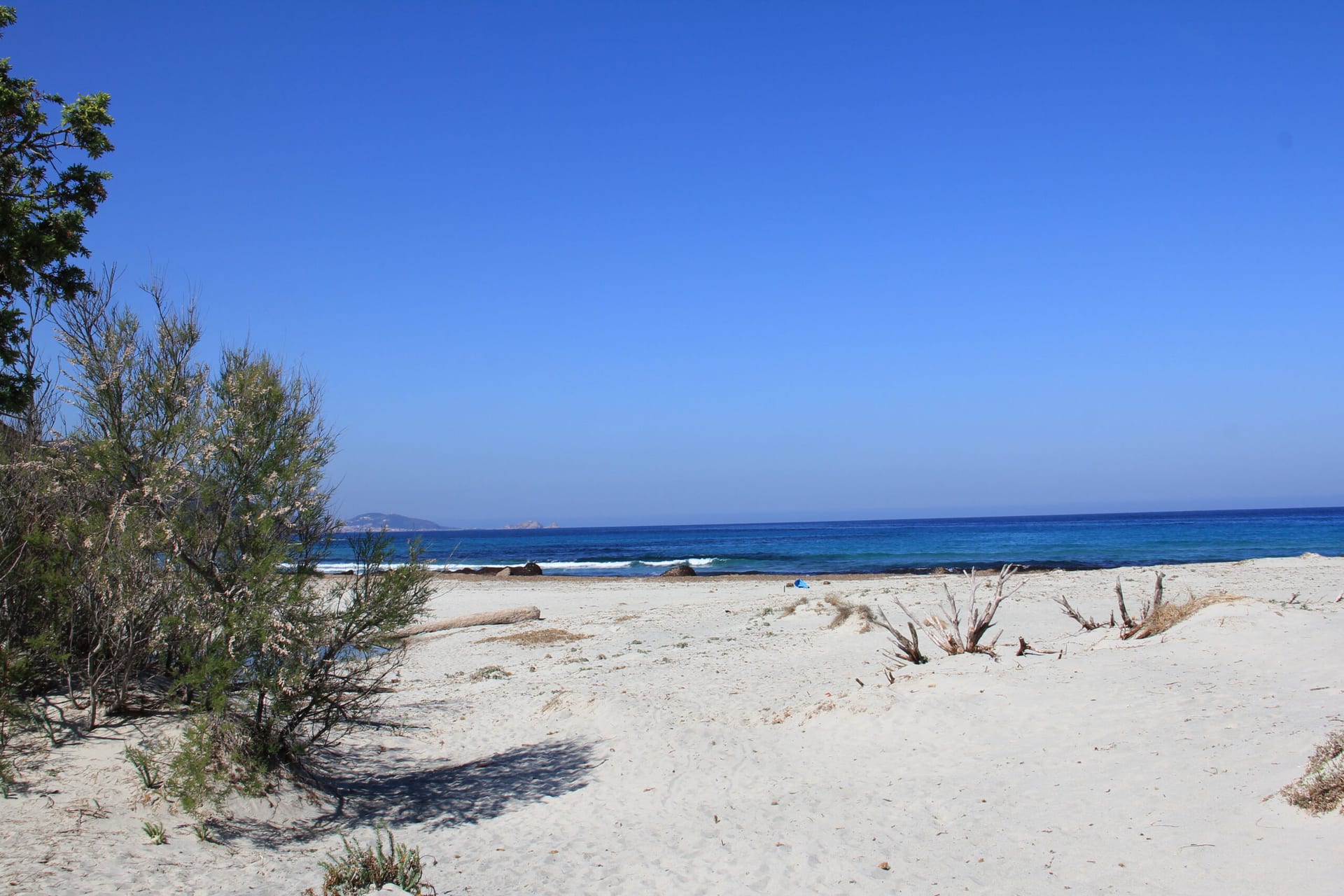 Strand der Balagne mit weißem Sand und Düne