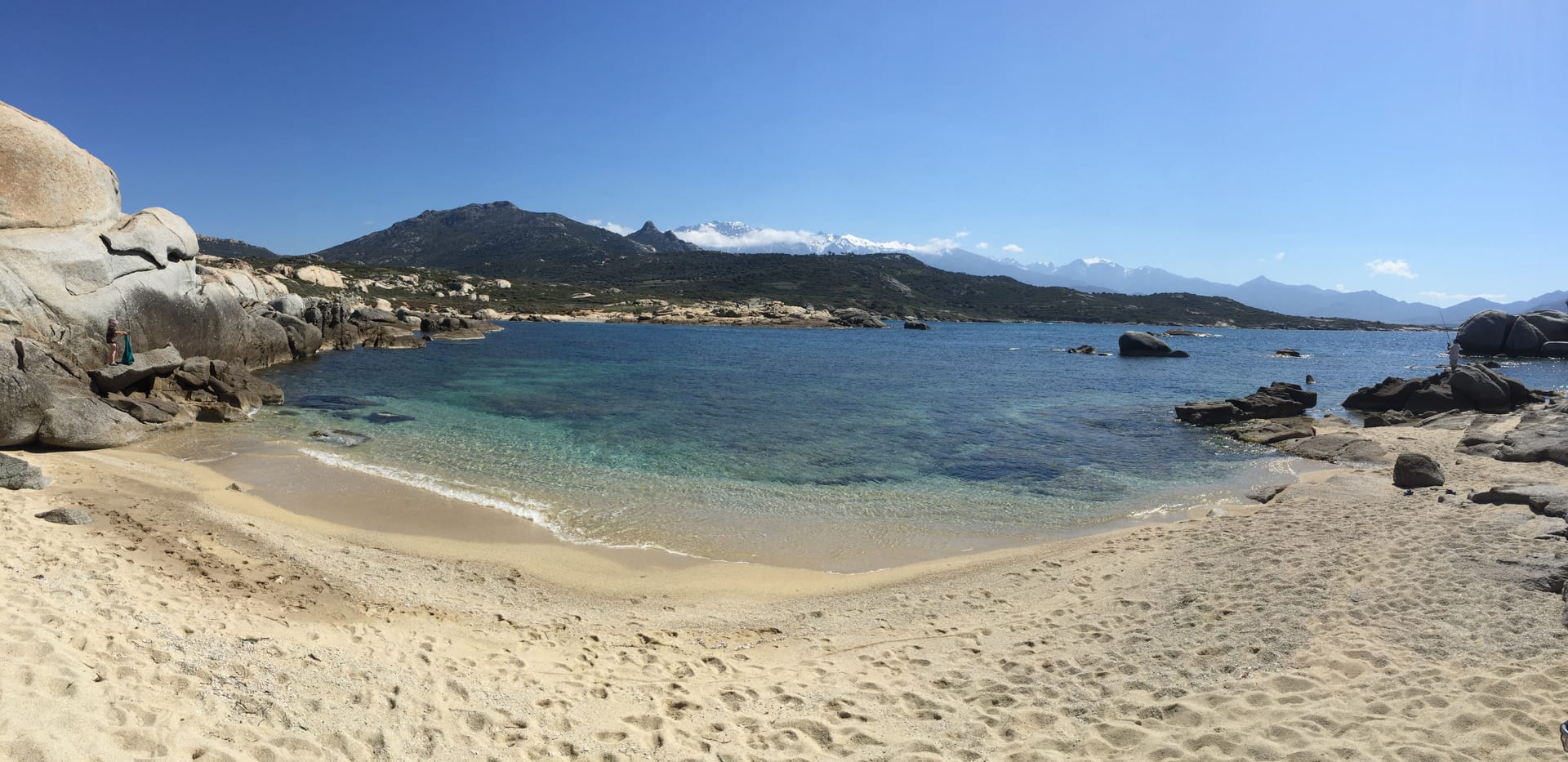 Strand der Balagne mit weißem Sand und Bergpanorama