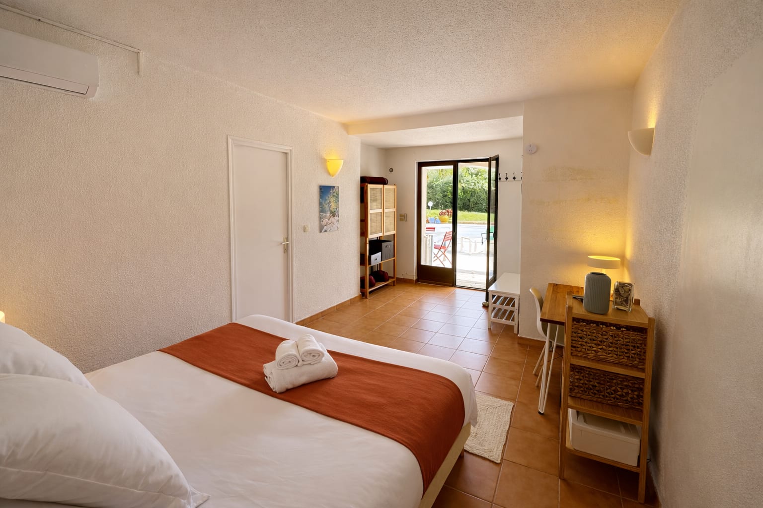 Studio mit Blick zum Pool