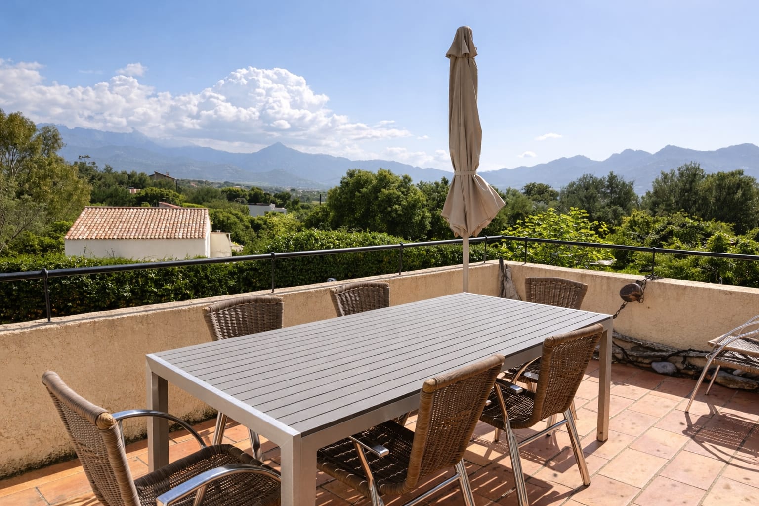 Terrasse mit Esstisch und Blick auf die Berge der Balagne