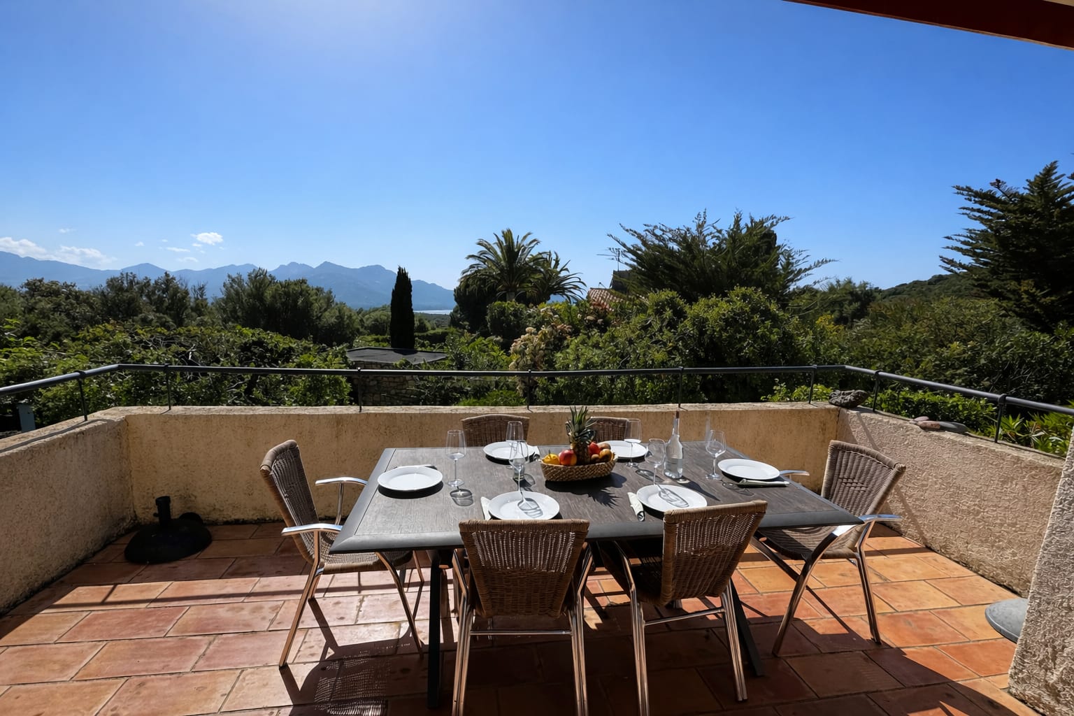Terrasse mit gedecktem Tisch und Blick aufs Mittelmeer