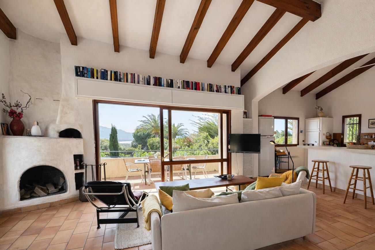 Wohnzimmer mit Kamin und Bücherwand