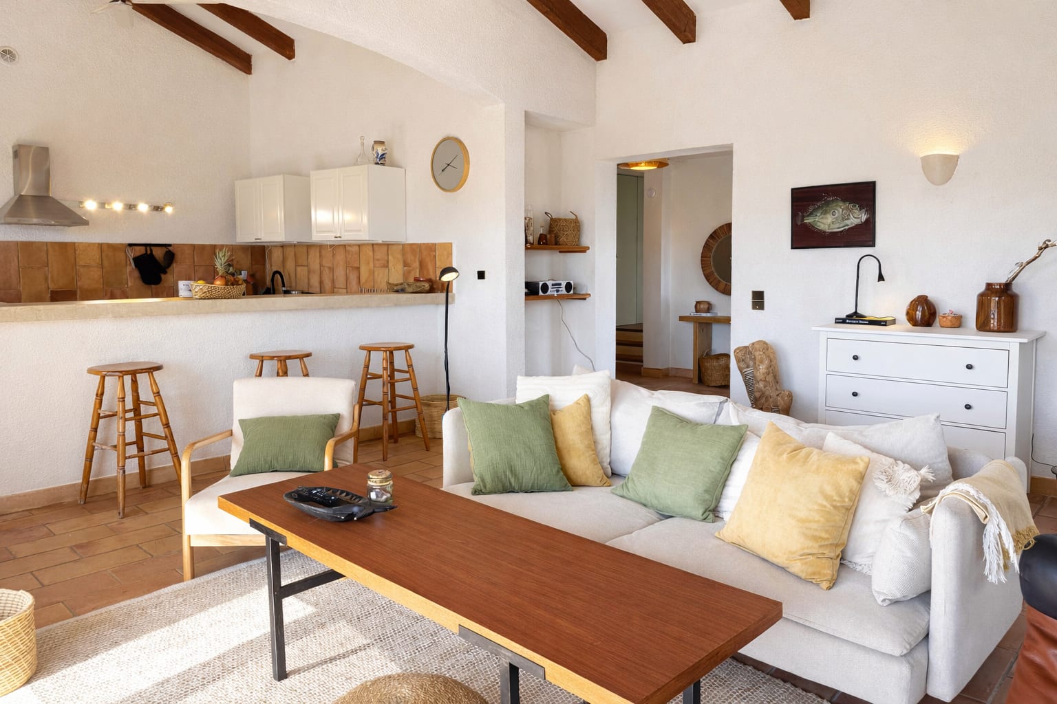 Wohnzimmer mit Esstresen und Sofa