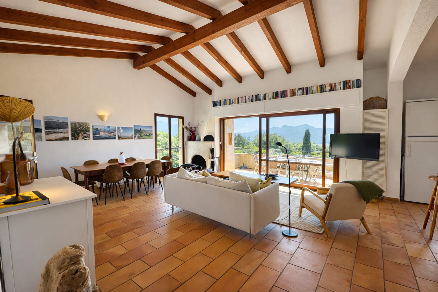 Heller Wohnbereich mit Holzbalkendecke, Esstisch und Blick auf die Terrasse